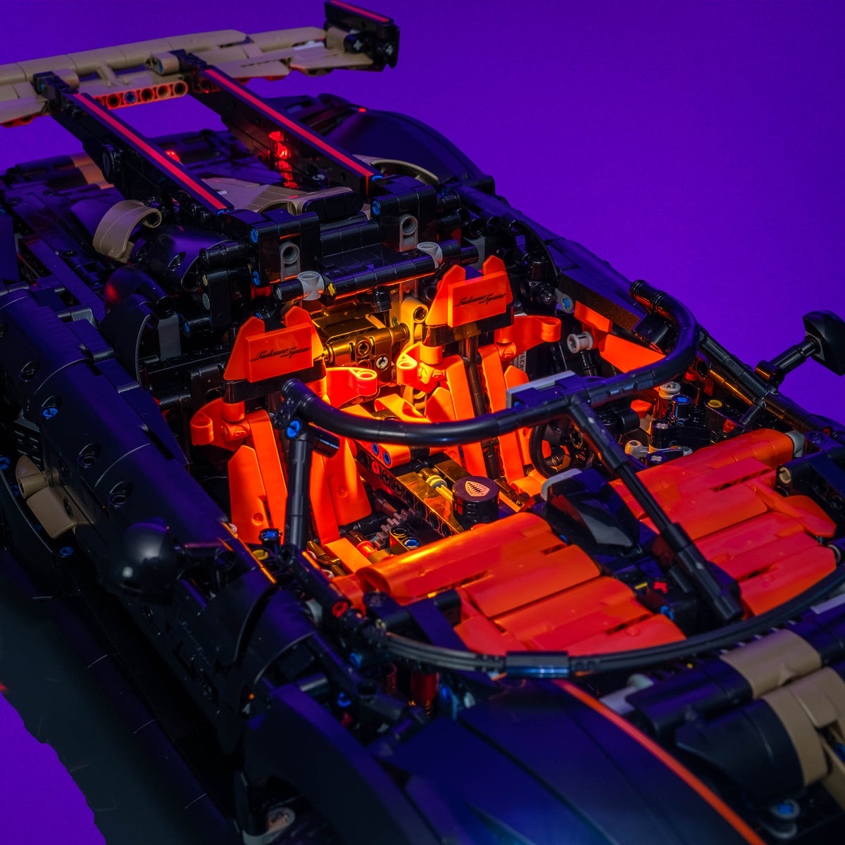 Orange Innenraumbeleuchtung des Koenigsegg Sadair’s Spear