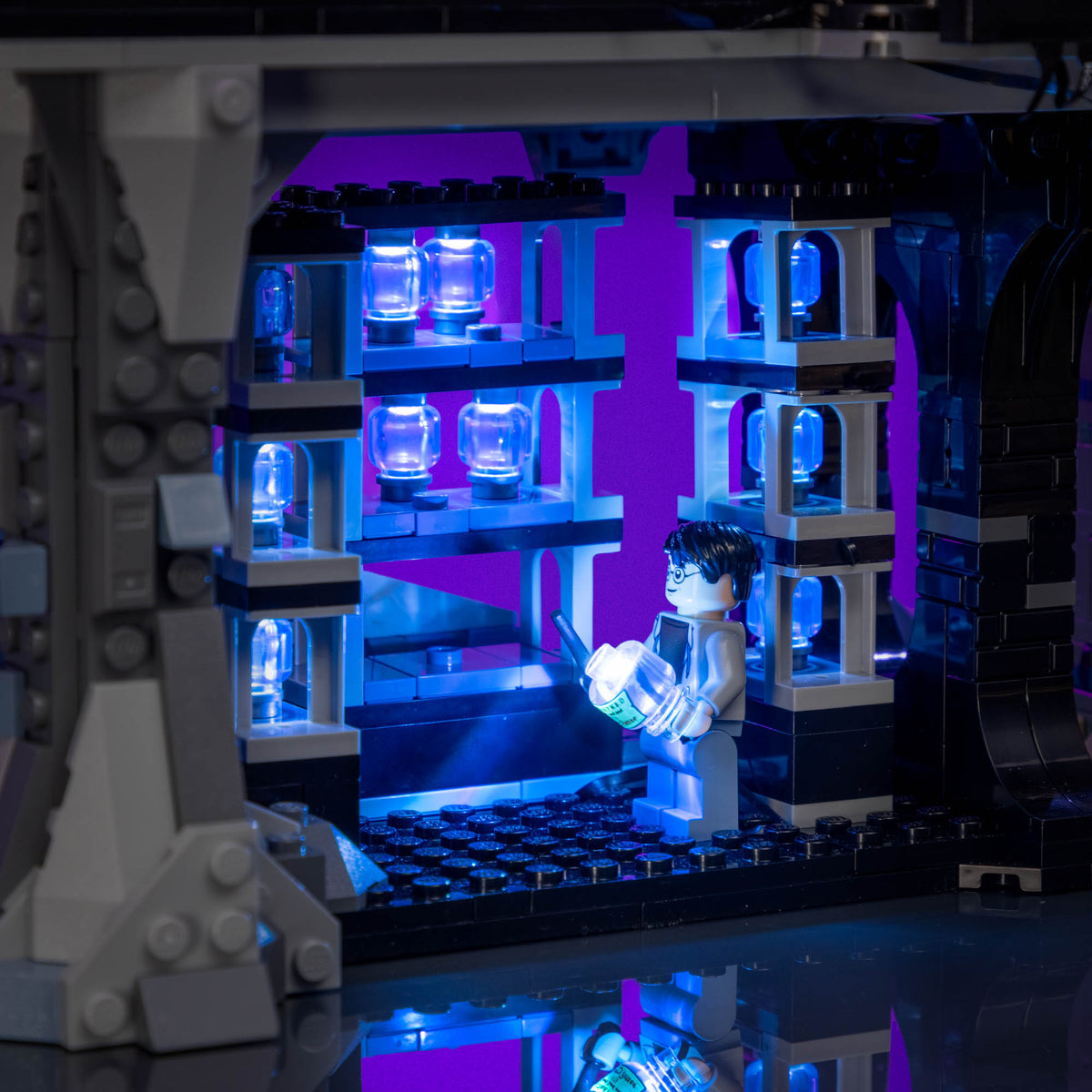 Salle des Prophéties illuminée en bleu dans LEGO® Harry Potter Le ministère de la Magie – Édition collector