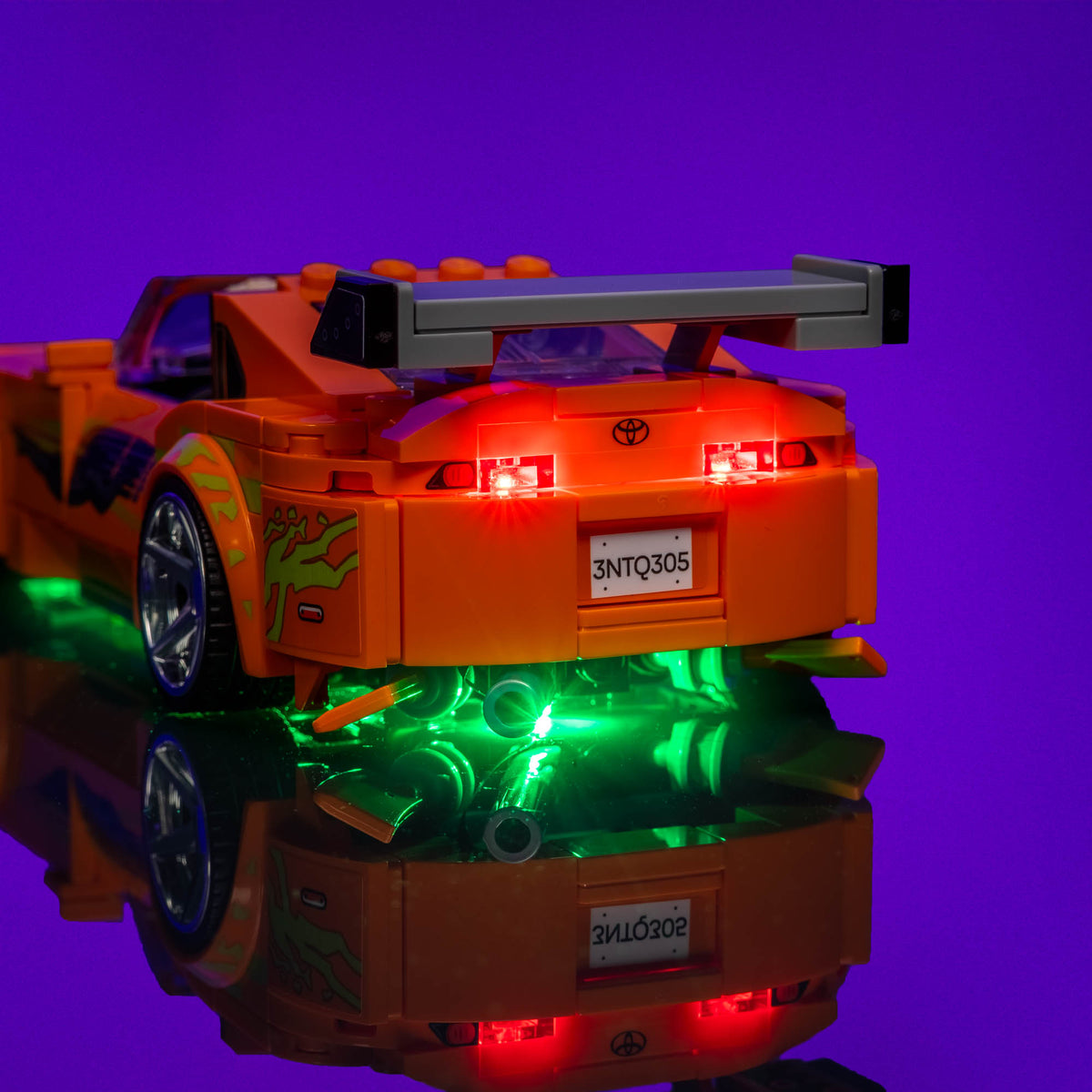 Rot beleuchtete Rückleuchten des Toyota Supra MK4