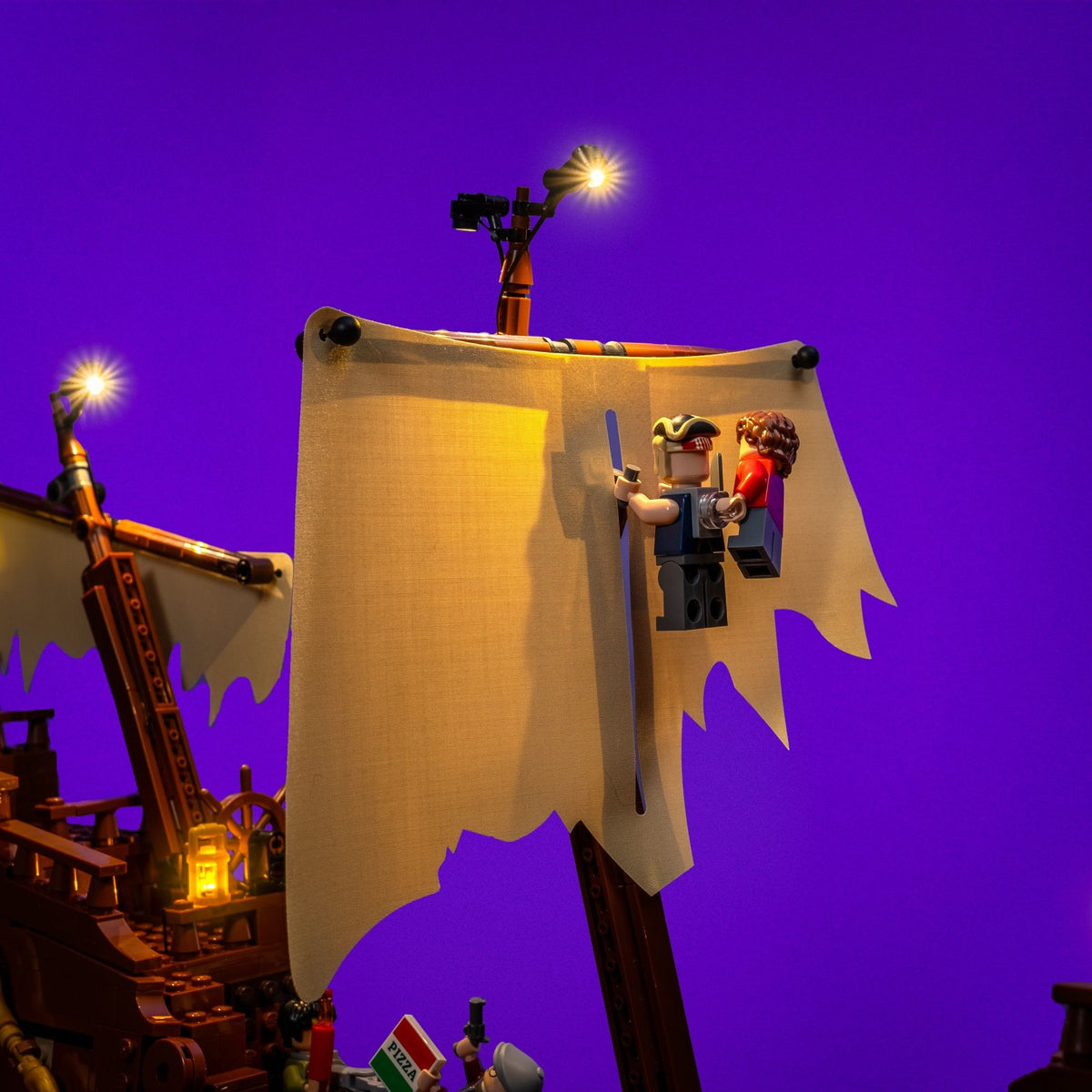 Warm beleuchtete Segel und Masten des Piratenschiffs Inferno