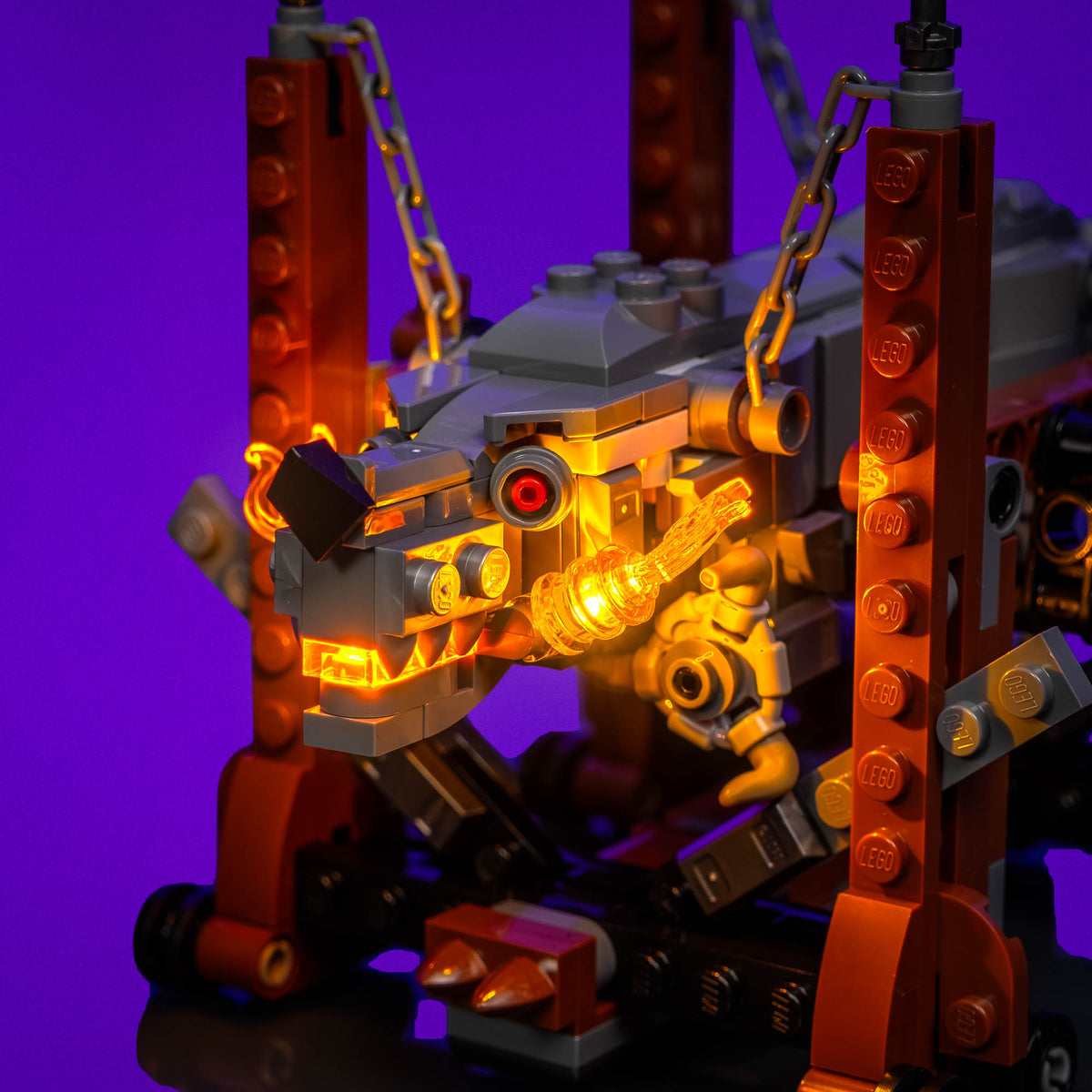 Bocca del LEGO® Icons Grond illuminata con una profonda luce arancione