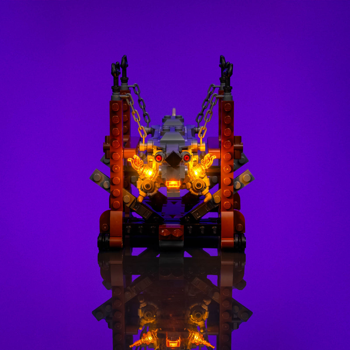 Vista frontale del LEGO® Icons Grond illuminato in modo spettacolare