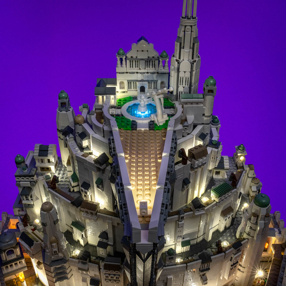 Beleuchteter Gipfel von Minas Tirith mit dem Weissen Baum