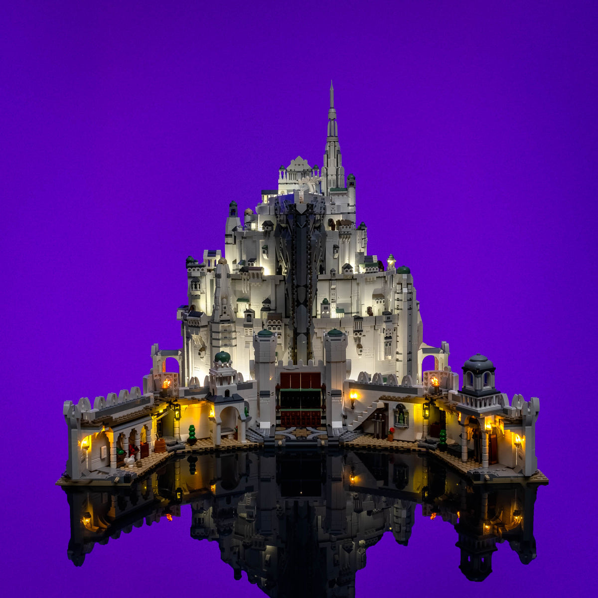 Feuerschein entlang der Wehrmauern von Minas Tirith