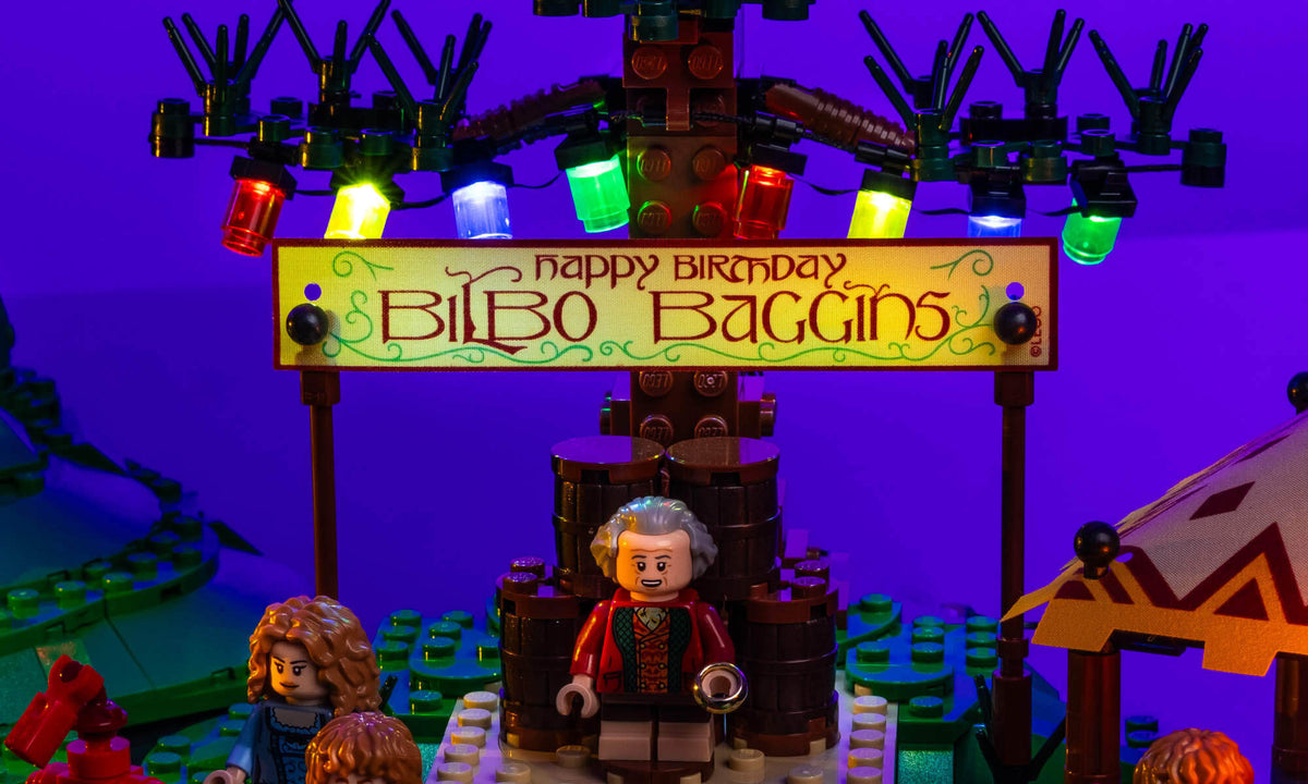 Farbenfroh beleuchteter Festbaum bei Bilbos Geburtstagsfeier im LEGO® Auenland