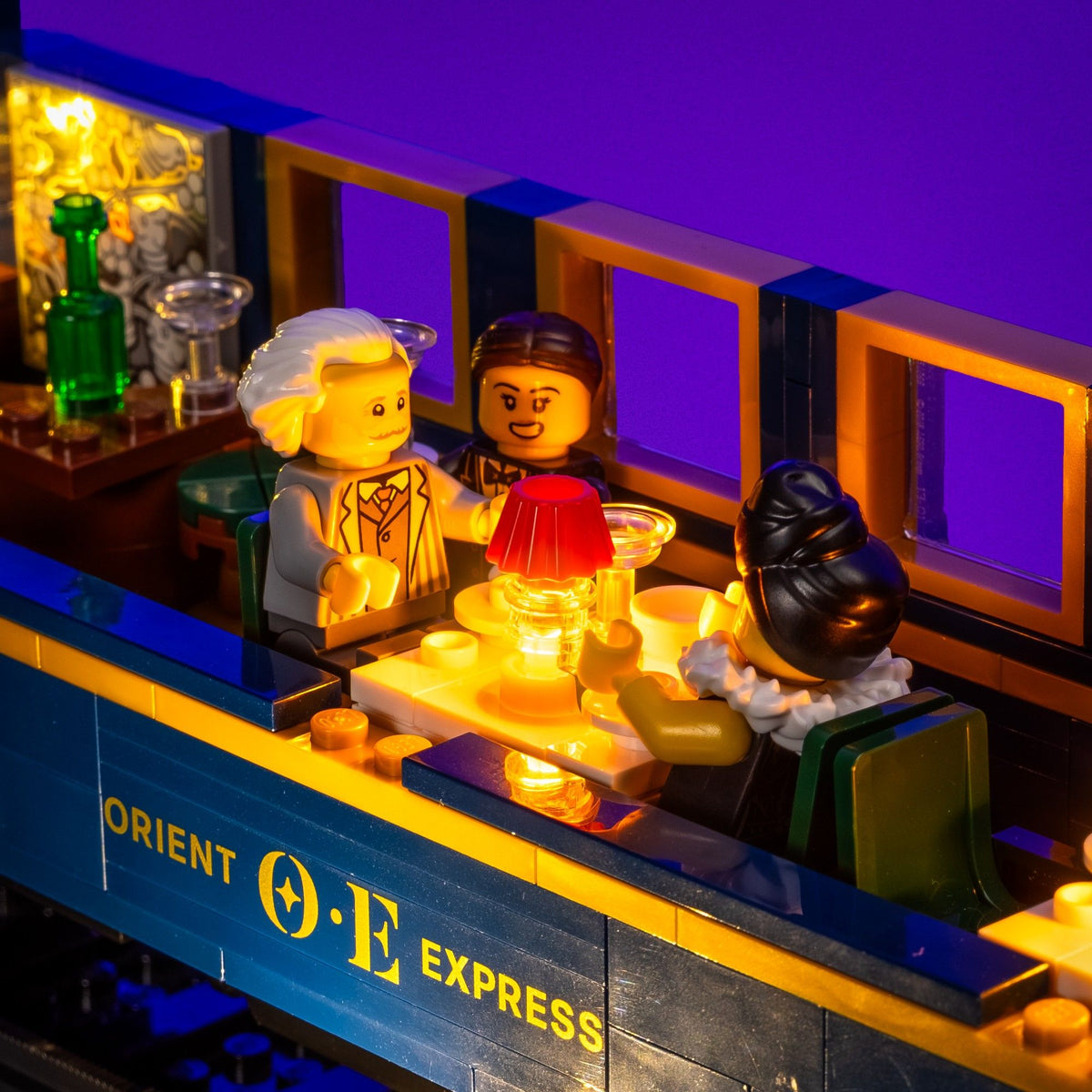 Warm beleuchteter Speisewagen im LEGO® Ideas Der Orientexpress