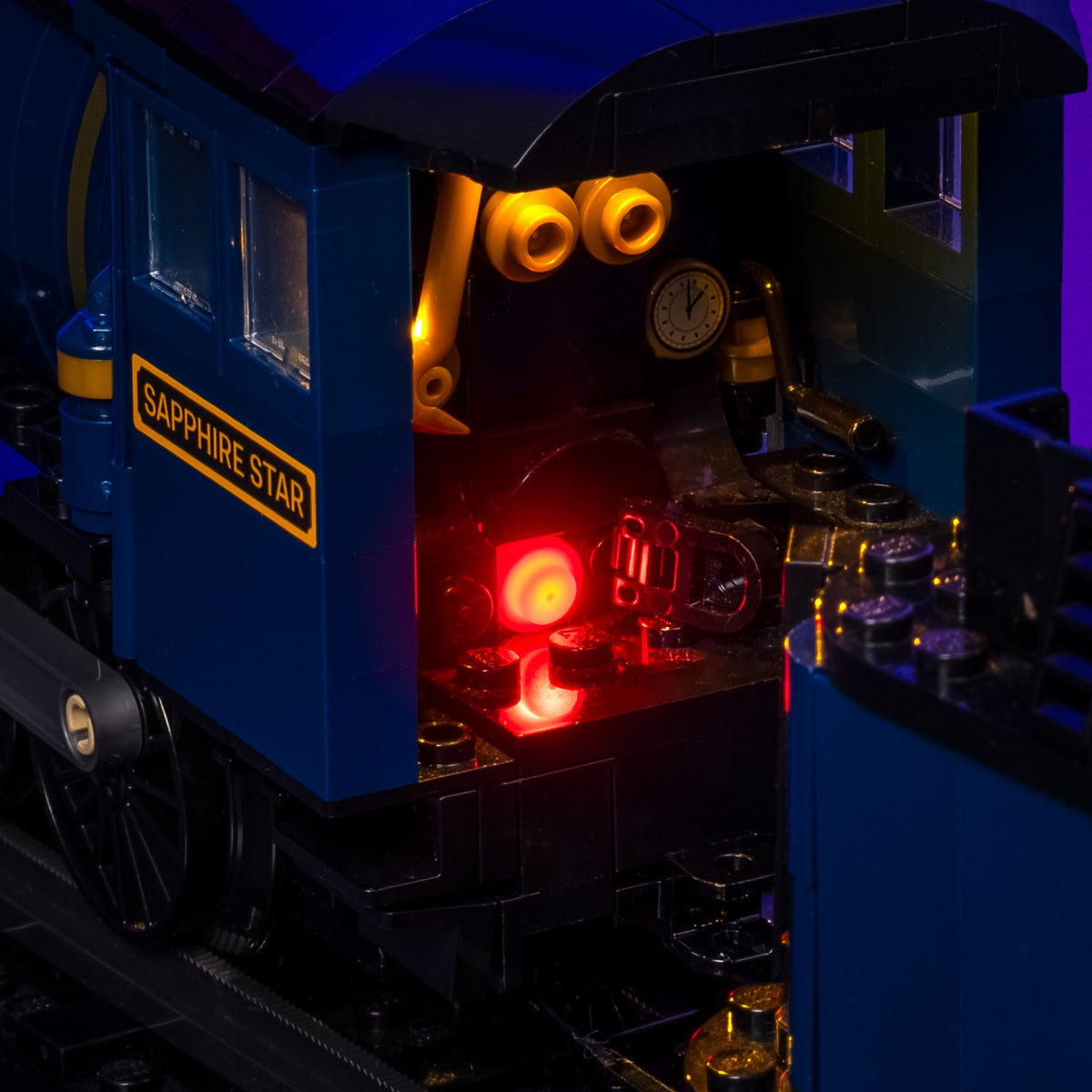 Rot glühende Feuerbüchse in der Lokomotive des LEGO® Ideas Der Orientexpress