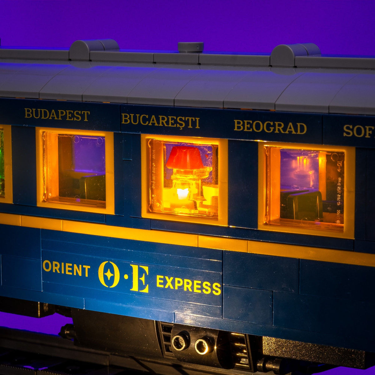 Goldener Lichtschein in den Abteilen des LEGO® Ideas Der Orientexpress