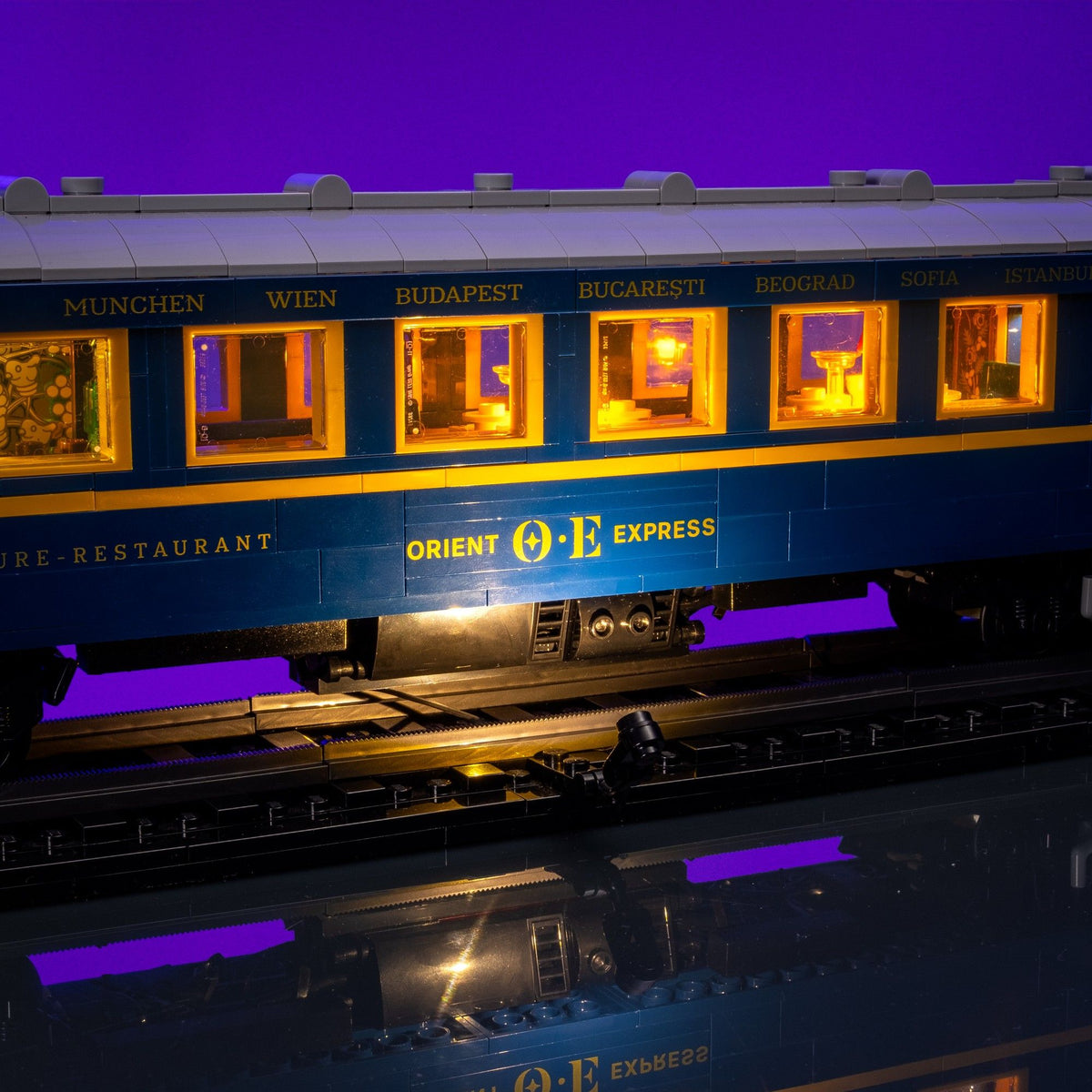 Von Gleisscheinwerfern beleuchteter Waggon des LEGO® Ideas Der Orientexpress