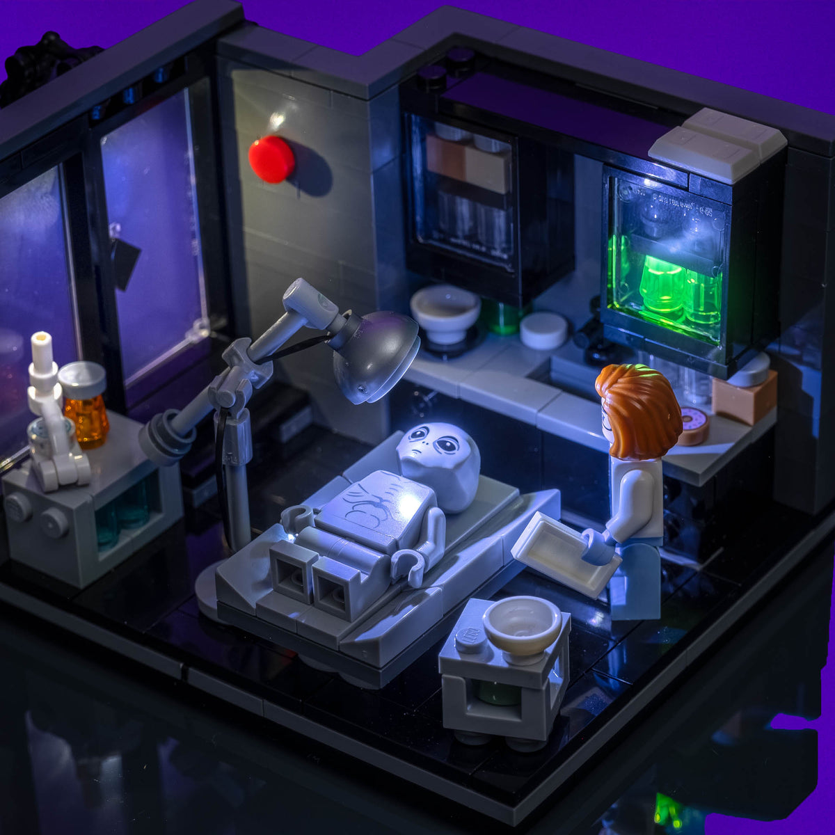 Lampada da esame illuminata in bianco freddo sopra il tavolo nel LEGO® Ideas The X-Files: Il laboratorio di Scully