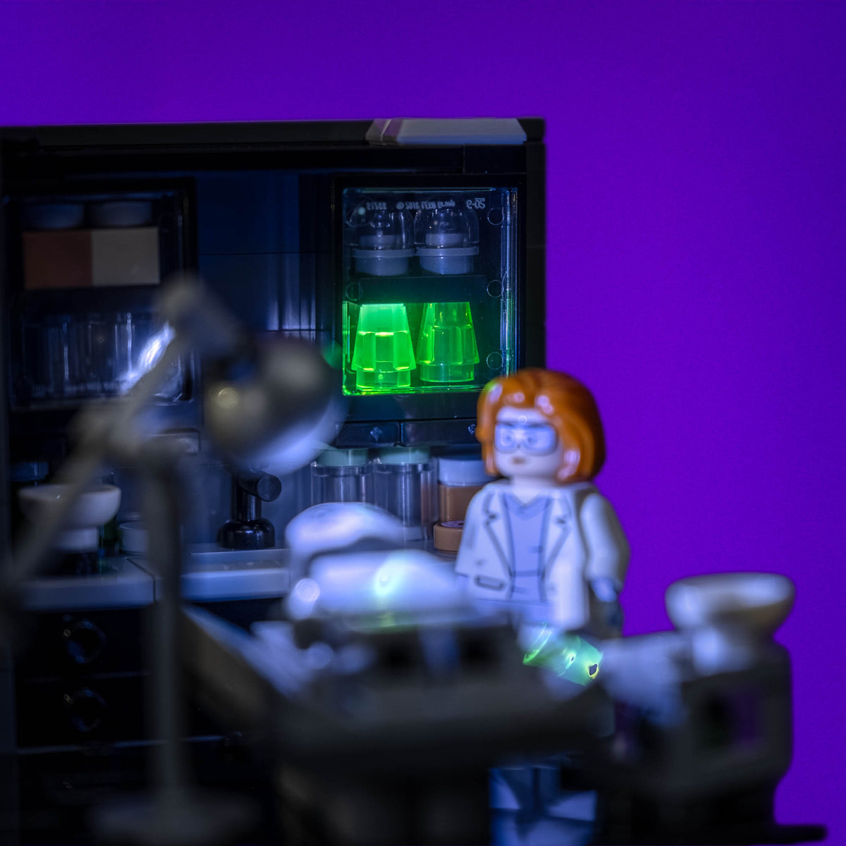 Armadio da laboratorio misteriosamente illuminato nel LEGO® Ideas The X-Files: Il laboratorio di Scully