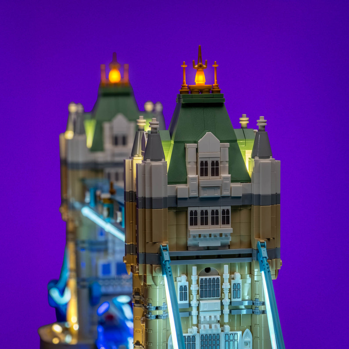Architecture illuminée en blanc et flèche dorée de LEGO® Architecture Tower Bridge
