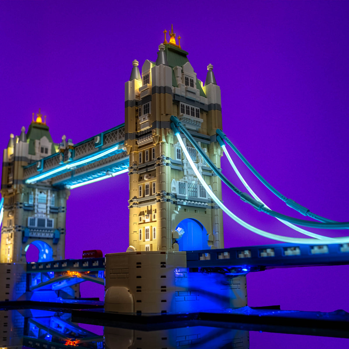 Tour de LEGO® Architecture Tower Bridge illuminée en bleu profond et blanc