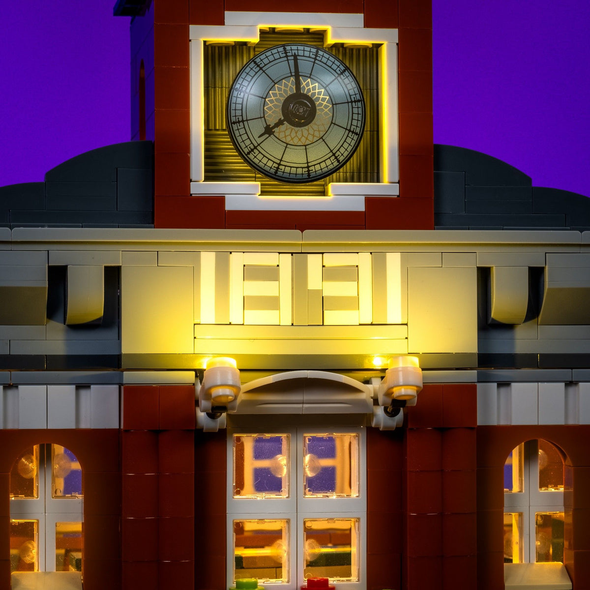 Orologio e scritta 1891 illuminati sul LEGO® Municipio