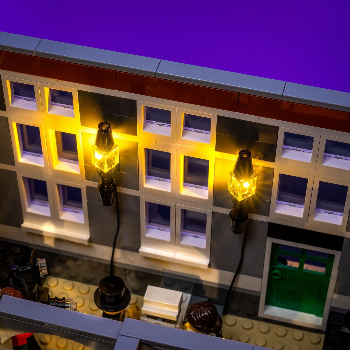 Stanze illuminate con luce gialla calda nel LEGO® Creator Expert Municipio