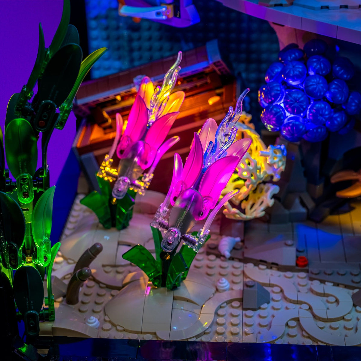 Leuchtende Wasserpflanzen und Schatztruhe im LEGO® Tropischen Aquarium