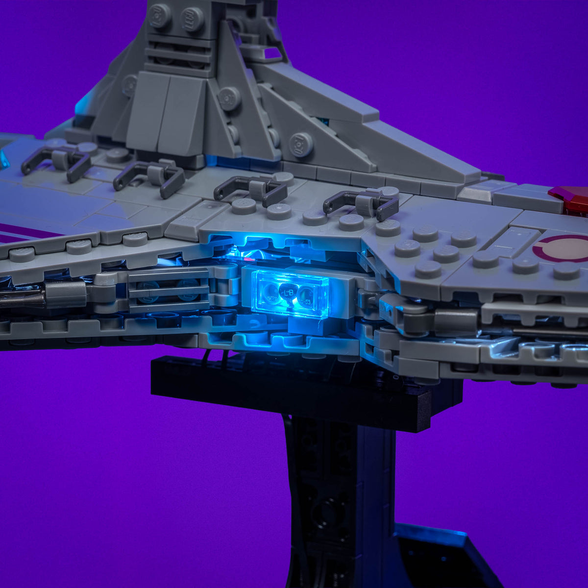Baia di attracco dell’Attack Cruiser illuminata in azzurro