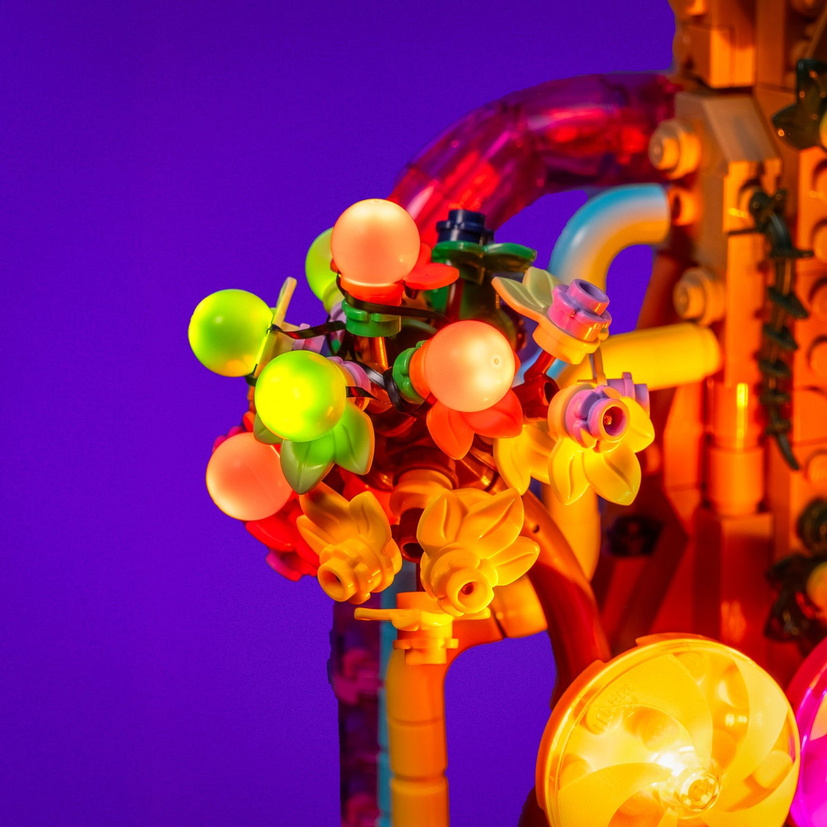 Arbre à friandises illuminé de couleurs vives dans LEGO® Willy Wonka et la chocolaterie