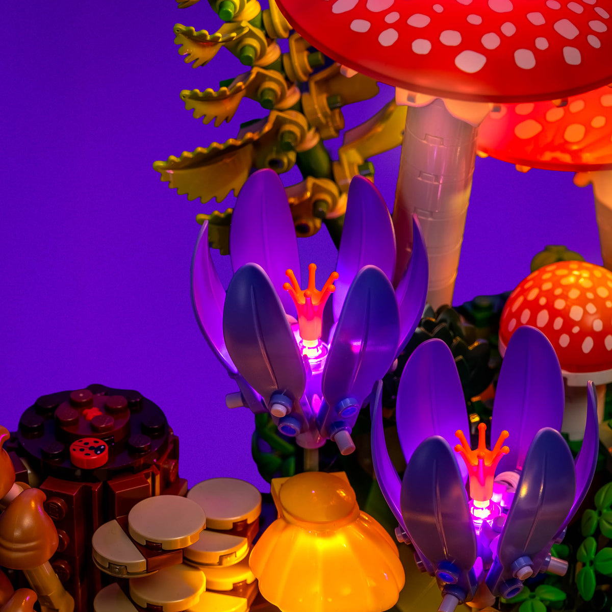 Violett beleuchtete Herbstzeitlose des LEGO Sets Waldpilze