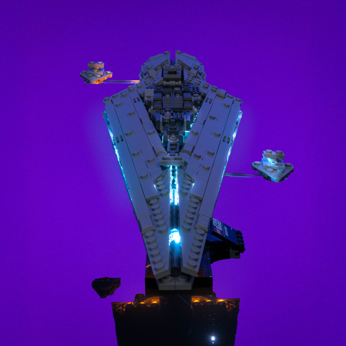 Destroyers Stellaires d’escorte illuminés aux côtés de LEGO® Star Wars Le Super Destroyer Stellaire de classe Executor