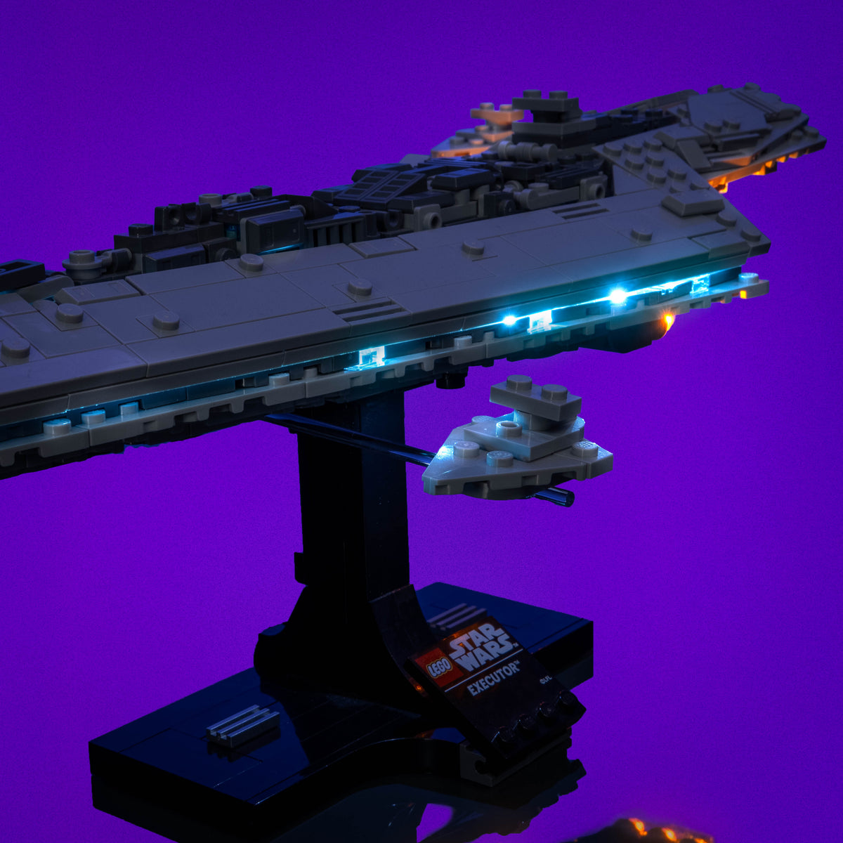 Détails de coque illuminés en bleu clair sur LEGO® Star Wars Le Super Destroyer Stellaire de classe Executor