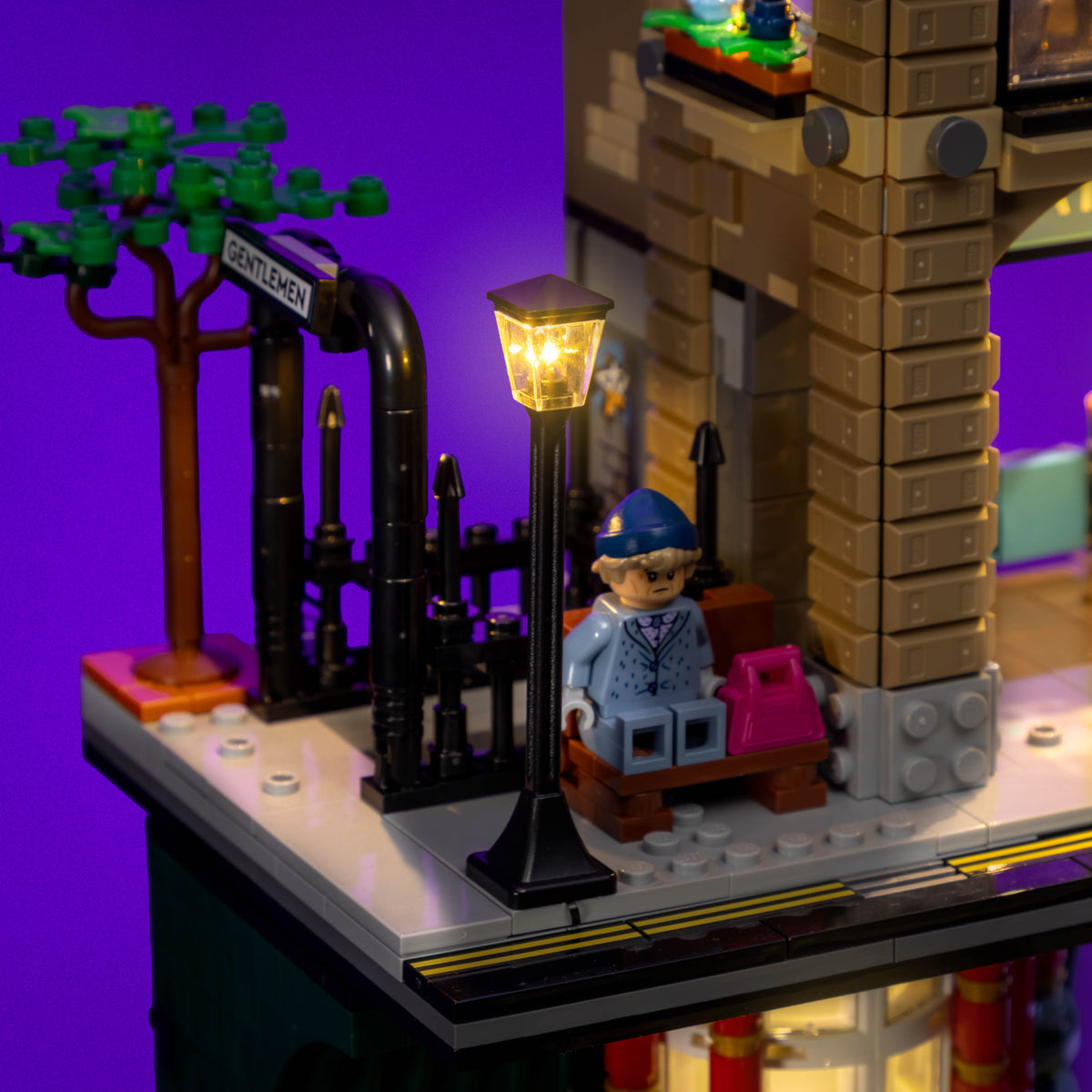Réverbère et station de métro chaleureusement illuminés dans LEGO® Harry Potter Le ministère de la Magie – Édition collector
